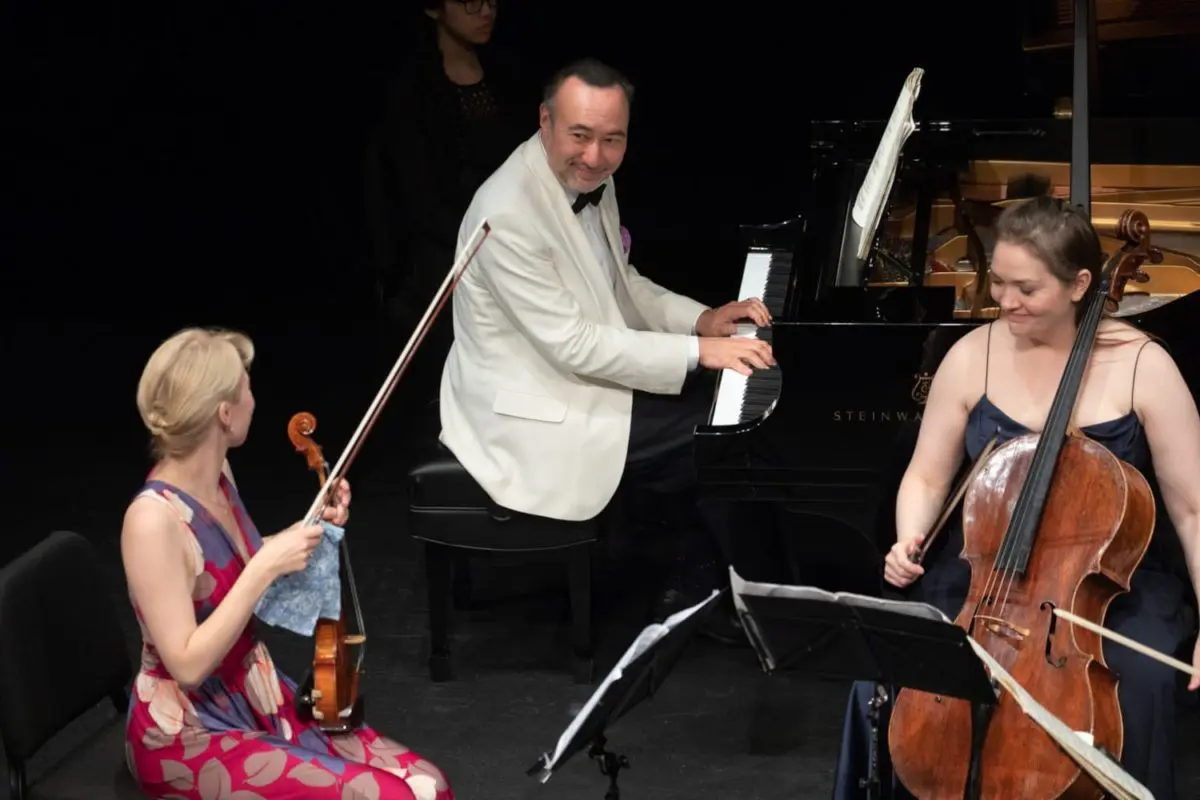 Robyn Bollinger, Jon Kimura Parker, Sæunn Thorsteinsdöttir- Photo Credit Barry Carlton Robyn Bollinger, Jon Kimura Parker, Sæunn Thorsteinsdöttir- Photo Credit Barry Carlton